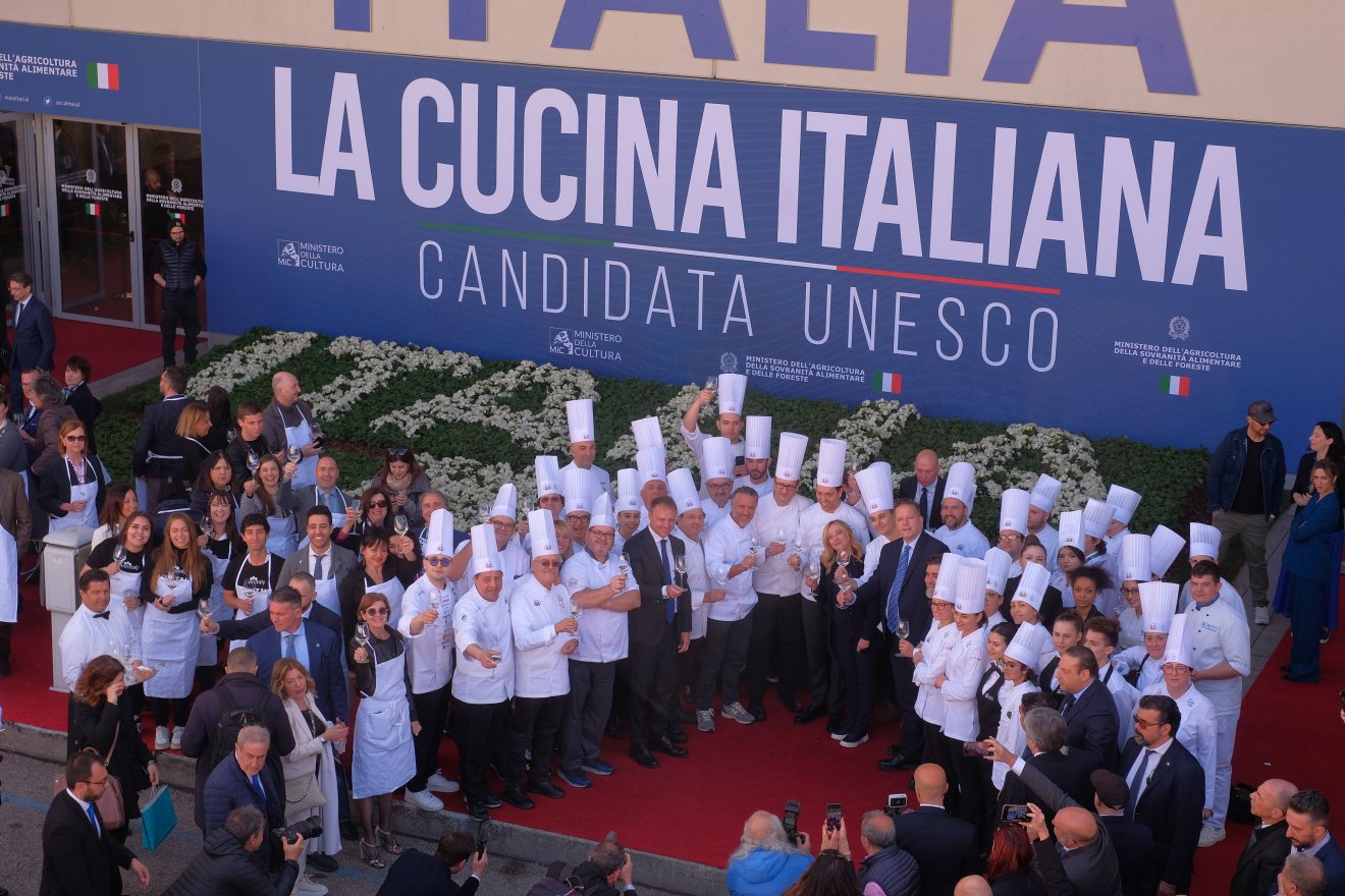 Copos erguidos na Arena de Verona: sexta-feira, 5 de junho, a homenagem Veronafiere-Vinitaly aos “Campeões Mundiais: a Itália ama a Unesco” transmitida mundialmente